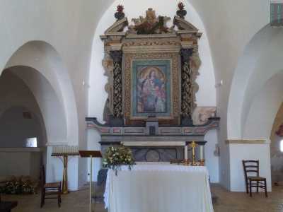 Sopra l'altare principale balza all'occhio un dipinto del 1600-1700 raffigurante la Madonna con in braccio Ges� bambino. Ai piedi della Vergine si riconoscono sulla sinistra San Pietro e sulla destra presumibilmente Gregorio I